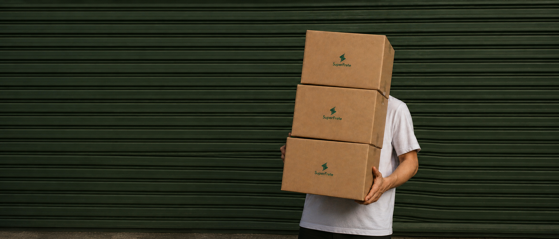Empreendedores brasileiros embalando pedidos